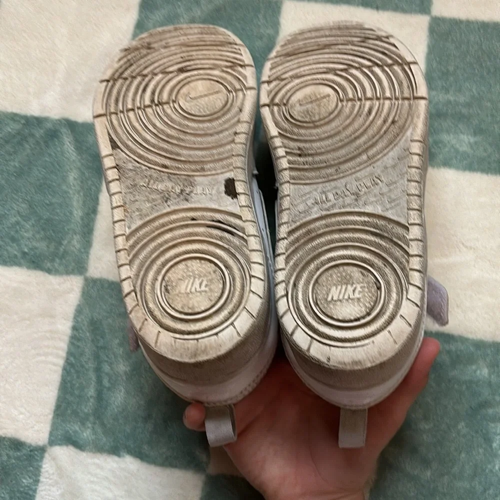 White youth Nike shoes. - Picture 2 of 11